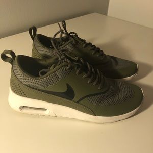 WOMEN'S NIKE AIR MAX THEA (OLIVE GREEN)